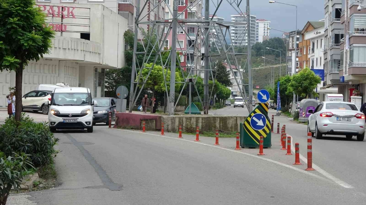 Ordu’da yol ortasındaki yüksek gerilim hattı direği şaşırtıyor
