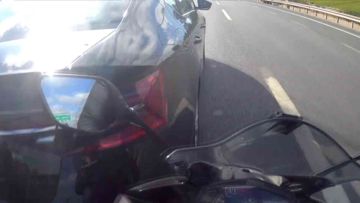 Otomobile çarparak bariyerlere savrulan motosiklet sürücüsü kamerada
