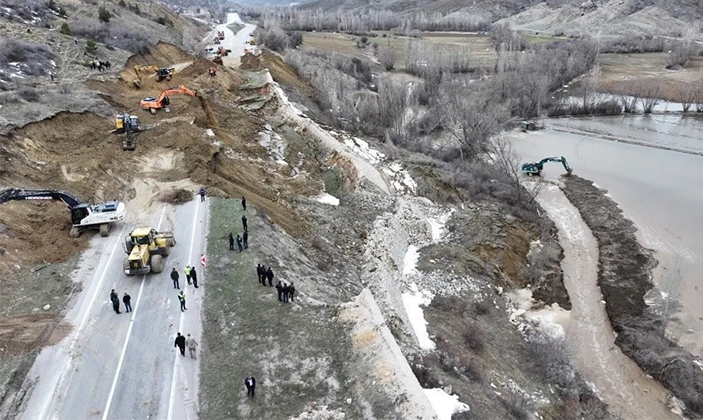 Gümüşhane-Kelkit-Erzincan Karayolu’nda Heyelan Nedeniyle Yol Kapandı