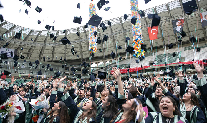Giresun Üniversitesi 2024-2025 Mezuniyet Coşkusunu Çotanak Arena’da Yaşadı