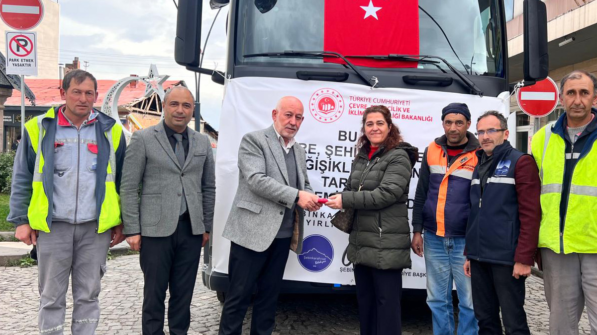 Şebinkarahisar Belediyesi'ne Ankara'dan çevre desteği: Yeni çöp toplama kamyonu araç filosuna katıldı