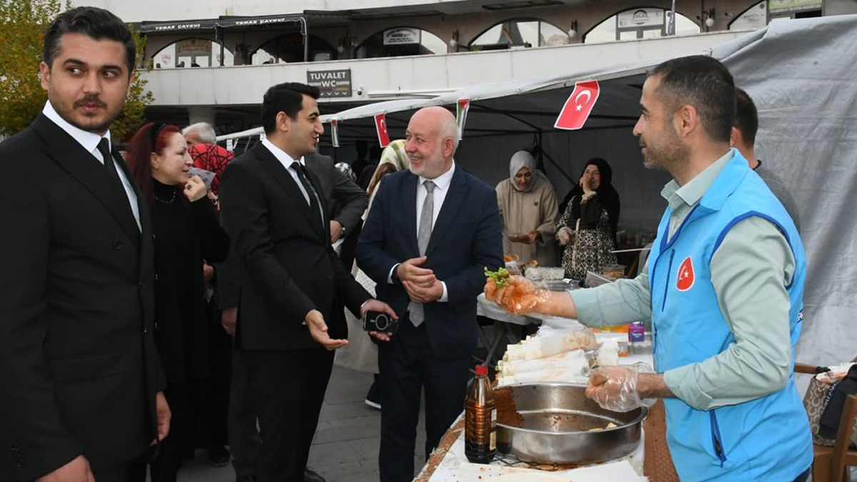 BAŞKAN ŞENTÜRK VE KAYMAKAM ARDIÇ SALI PAZARI’NDA ESNAF VE HALKLA BULUŞTU: 'Birlikte olunca Şebinkarahisar daha güzel!'