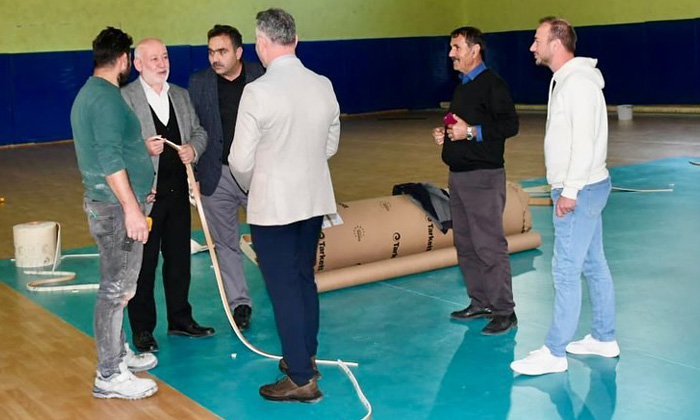 Şebinkarahisar’da spor salonu yenileme çalışmaları hızlandı: Başkanlar sahada inceledi