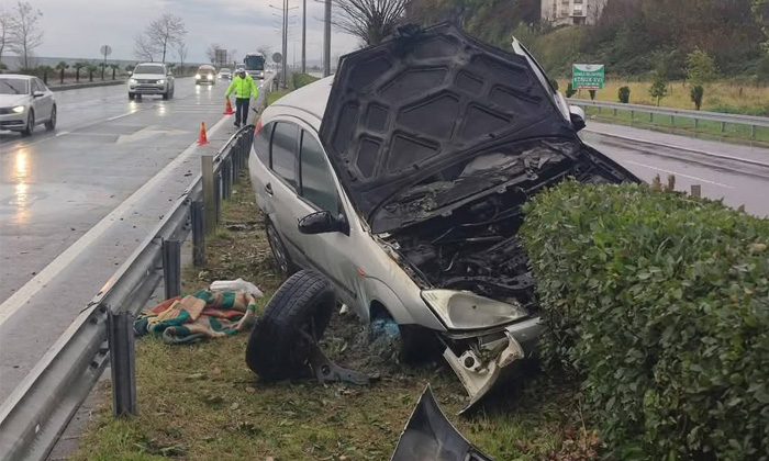 Görele'de feci kaza: Refüje çarpan araç alev aldı! 4 kişi yaralandı, otomobil kullanılamaz hale geldi
