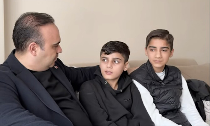 Bağcılar'da Milyonluk Altını Teslim Eden Gençlere Bakan Kacır'dan Sürpriz Ziyaret