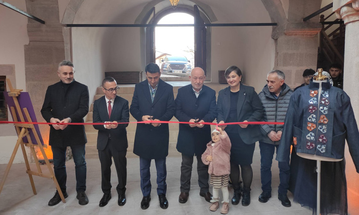 Tarihi Taşhanlar’da moda rüzgarı! Şebinkarahisar’da özel tasarım sergisi açıldı