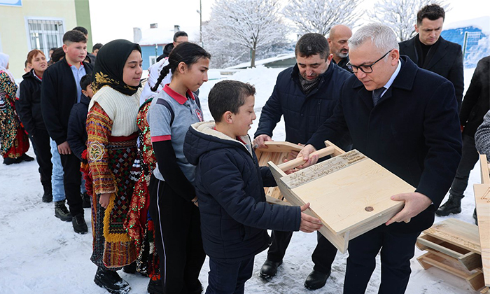 Poşetle Kayan Çocuklara Vali Şimşek'ten Tahta Kızak Sürprizi!