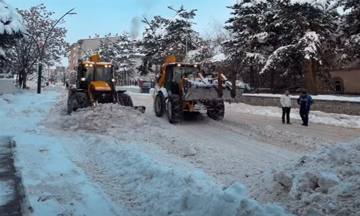 Şebinkarahisar’da Kar Seferberliği: Belediye Ekipleri Yolları Temizliyor!