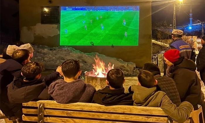 Alucra’da Futbol Aşkı Engel Tanımadı: -15 Derecede, 1800 Rakımda Dev Ekran Heyecanı