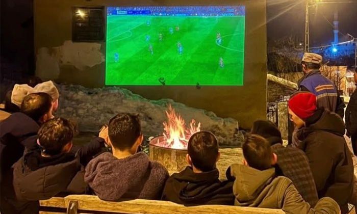 Alucra'da dondurucu futbol gecesi: -15 derecede duvar sinemasında maç keyfi!