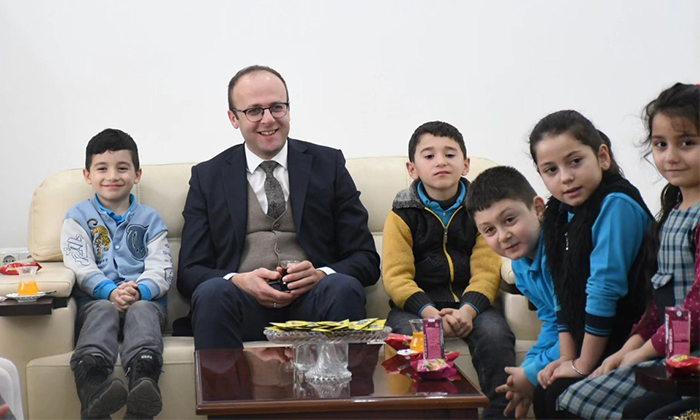 Minik Öğrencilerden Kaymakam Emrah Azman’a Anlamlı Ziyaret: Yerel Yönetimleri Yerinde Öğrendiler