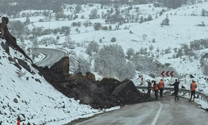 Şebinkarahisar-Alucra Yolunda Dev Kayalar Yolu Kapattı, Facianın Eşiğinden Dönüldü