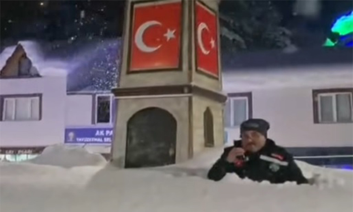 Yavuzkemal’de Kar Boyu Göğse Ulaştı: Başkan Adem Önal Karda Çay Keyfiyle Meydan Okudu!