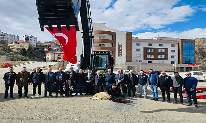 Çamoluk Belediyesi Araç Parkını Güçlendiriyor: Yeni Hidromek Ekskavatör Teslim Alındı