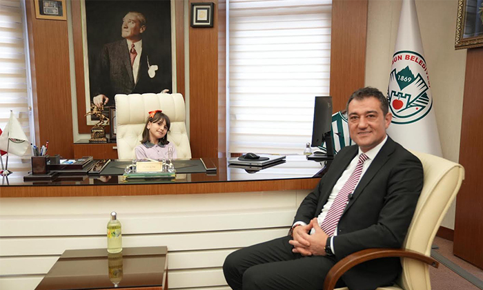 Giresun’da 23 Nisan Coşkusu: Başkan Fuat Köse Koltuğunu Çocuklara Devretti