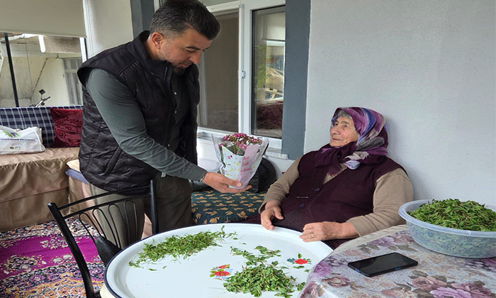 Şebinkarahisar’da Anlamlı Ziyaret: Çiftlik Mahallesi Muhtarı Anneleri Unutmadı