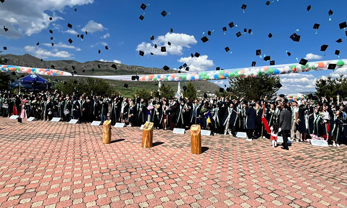 Giresun Üniversitesi Şebinkarahisar Yerleşkesinde Mezuniyet Coşkusu: 2026 Mezunları Kep Attı