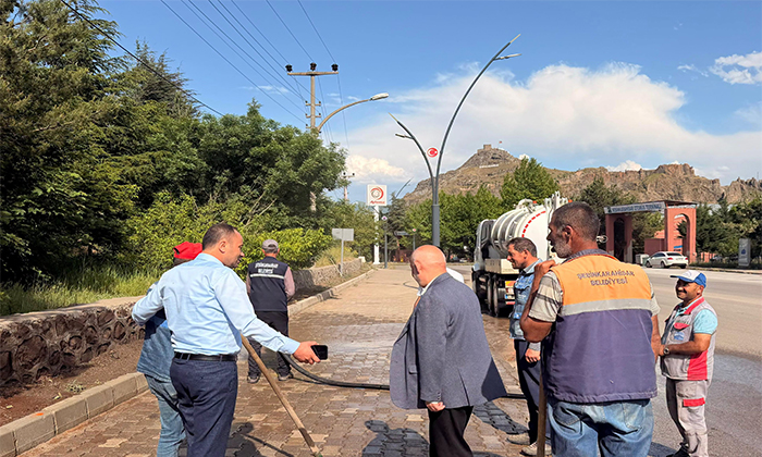 Şebinkarahisar'da Hummalı Temizlik Çalışması: Yol ve Kaldırımlar Yıkanıyor