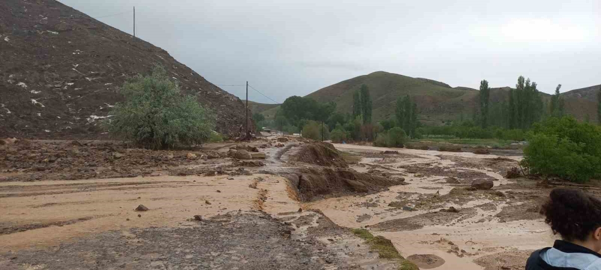 Selde tarım arazileri zarar gördü, iş yerlerini su bastı
