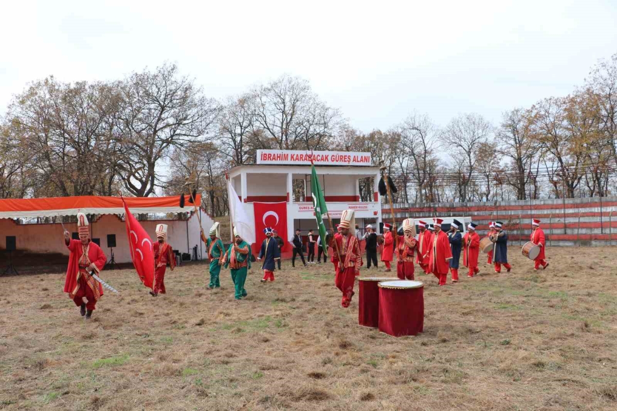 Mehterli ve güreşli sünnet şöleni
