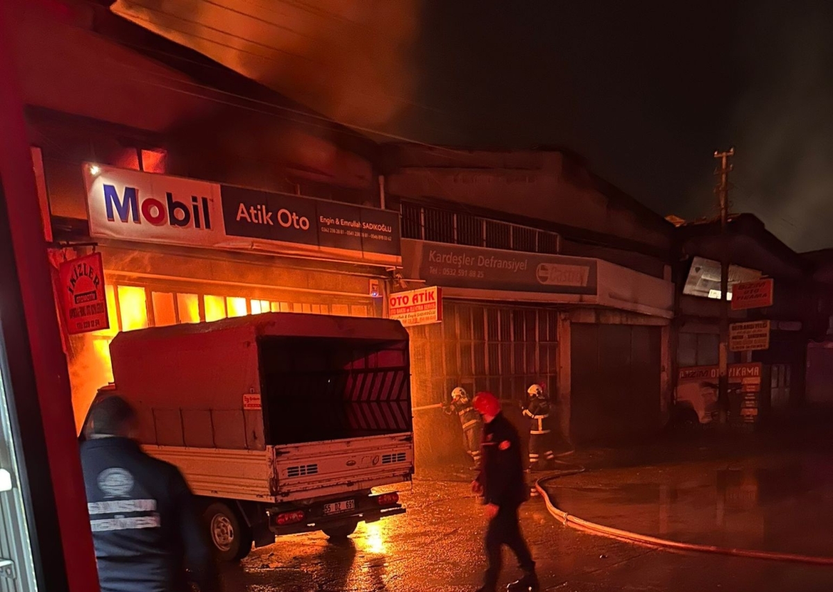 Samsun’da oto tamirci dükkanı alev alev yandı
