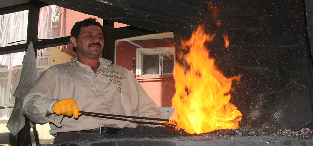 Ramazan ayında sıcaklığı bin 500 dereceye ulaşan ateş karşısında ekmek parası