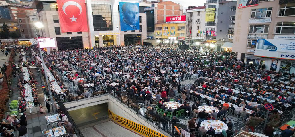 Binlerce Bulancaklı Cumhuriyet Meydanında düzenlenen iftarda buluştu