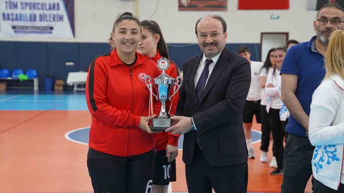 Futsal kadınlarda Gümüşhane şampiyon

