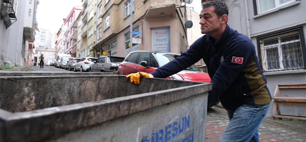 1 Mayıs İşçi Bayramında, işçileriyle birlikte çöp toplayan başkan 