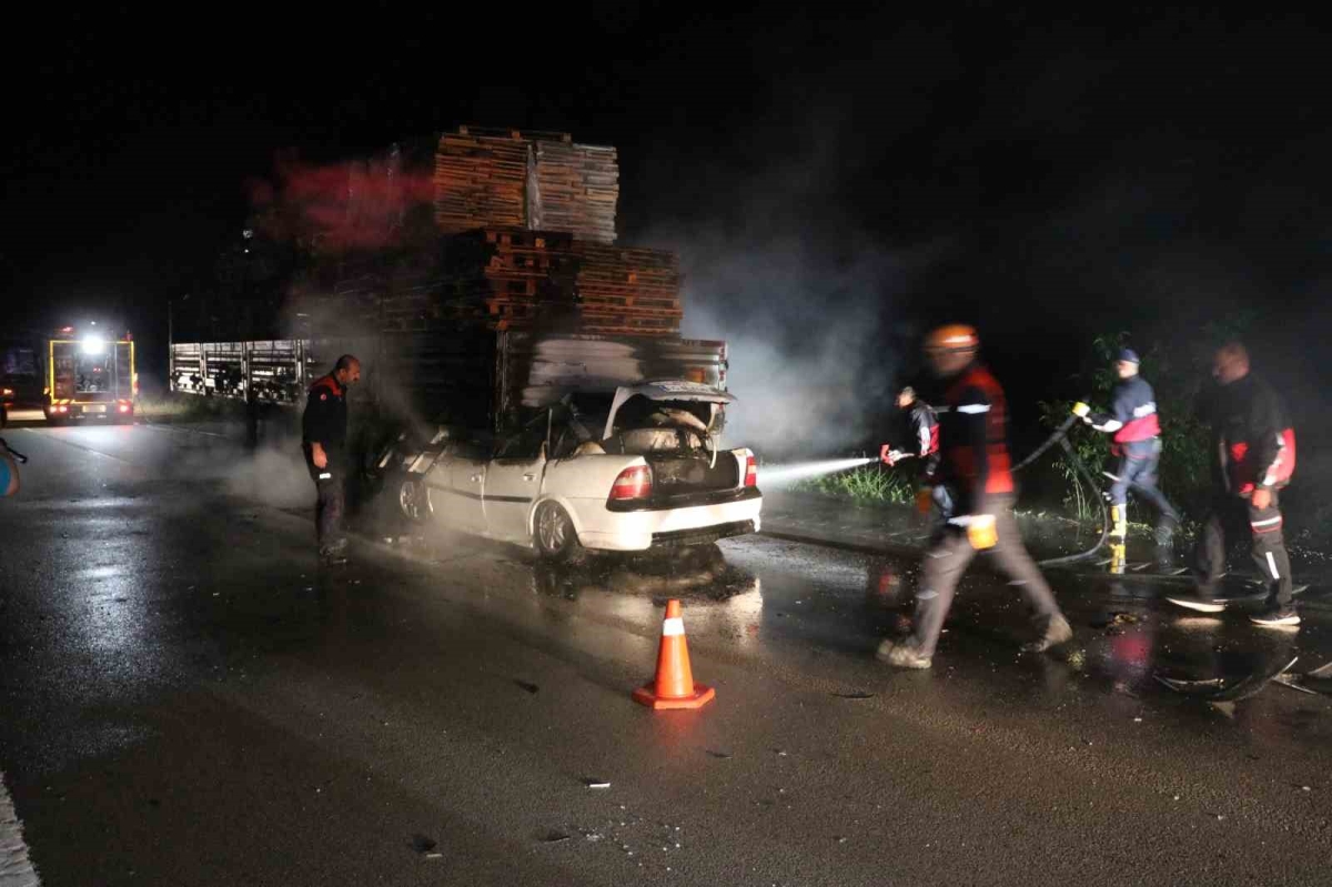 Tıra ok gibi saplanan otomobil alev alev yandı: 1 ölü
