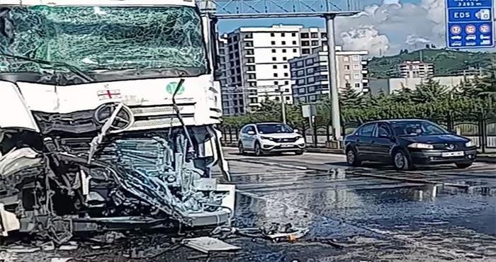 Piraziz lçesinde Kırmızı ışıkta bekleyen yolcu otobüsüne tır çarptı: 5 yaralı
